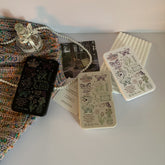 Estuche para lentes de contacto de colores con mariposas y texto simple creativo